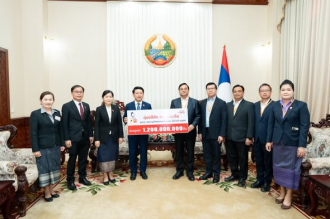 Deputy Prime Minister Receives Funds in Support of 12th National Party Congress
